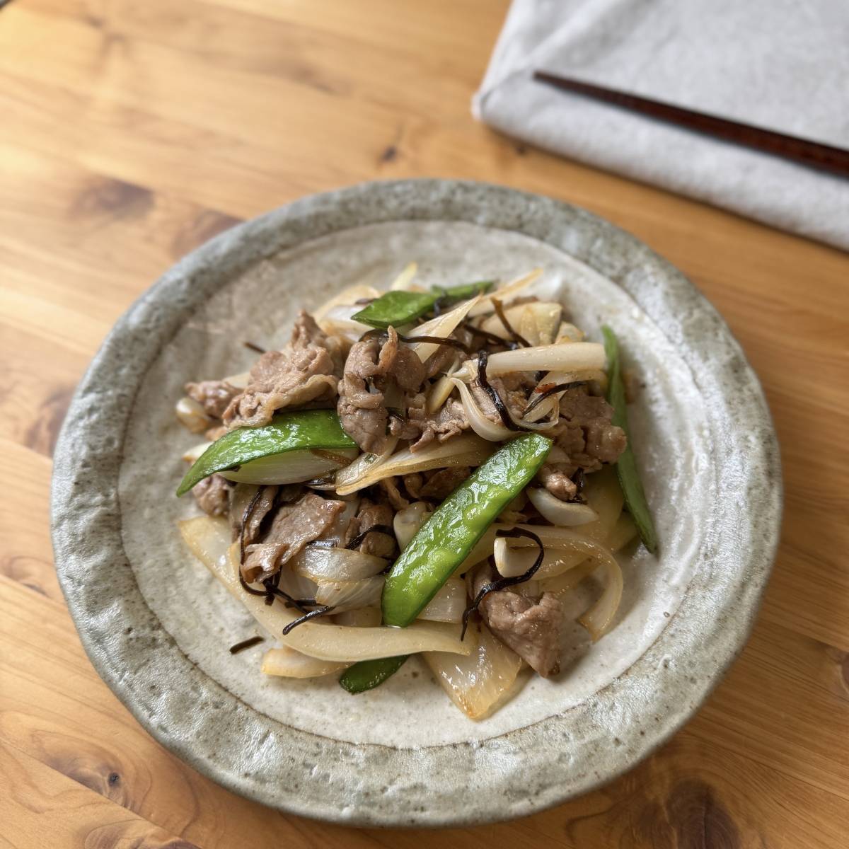くらこん公式の「春野菜と豚肉の塩こんぶ炒め」のレシピ