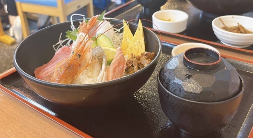 「まぐろ食堂 七兵衛丸」の海鮮丼