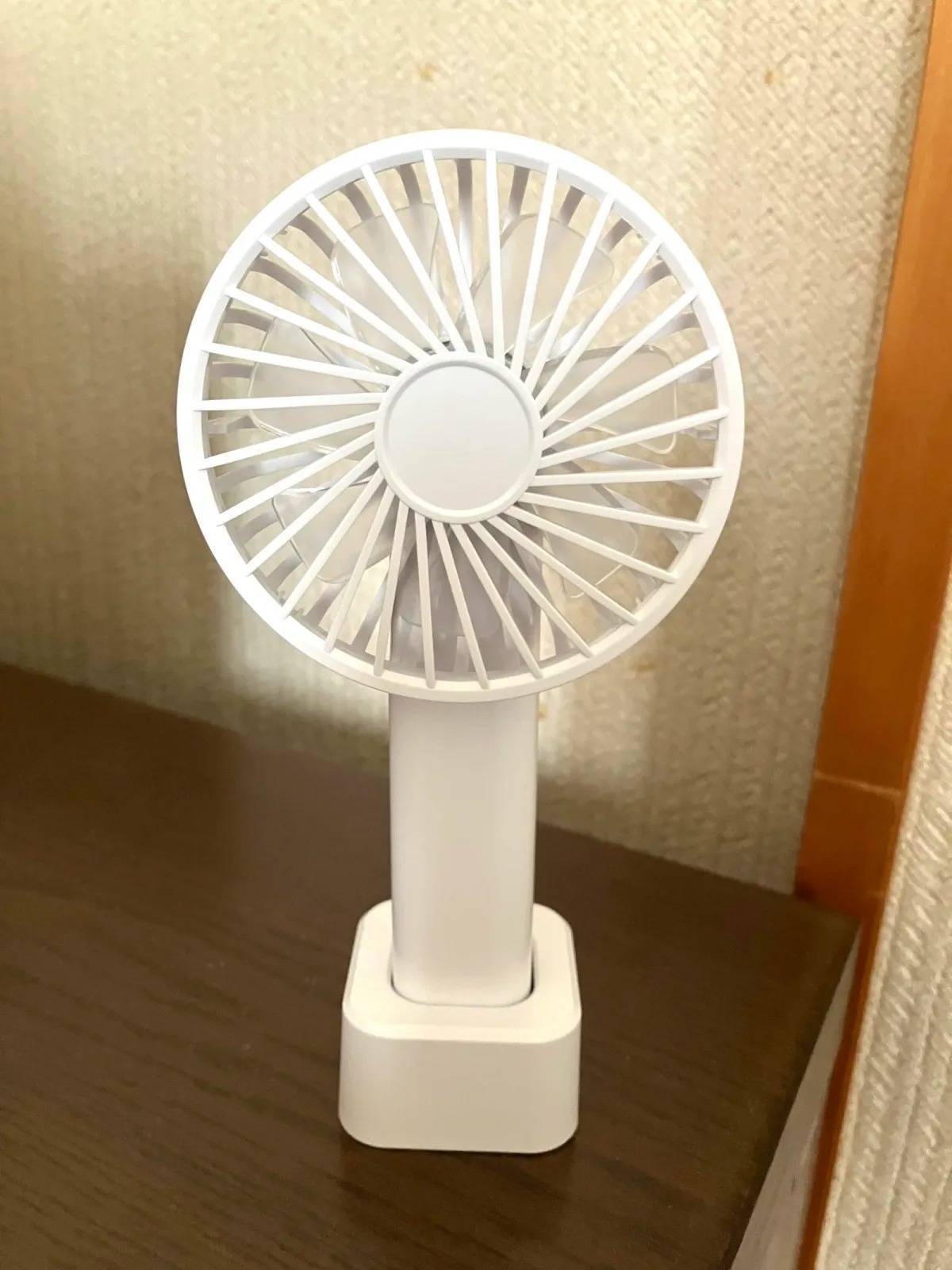 ダイソー：ハンディファン(角度調整可能、スタンド付)