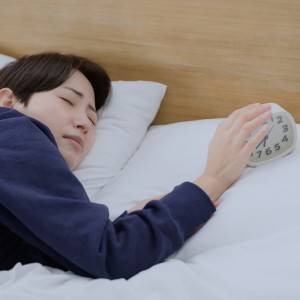 朝スッキリ起きたい人、全員集合。「寝ても疲れが残る」原因と対策とは？