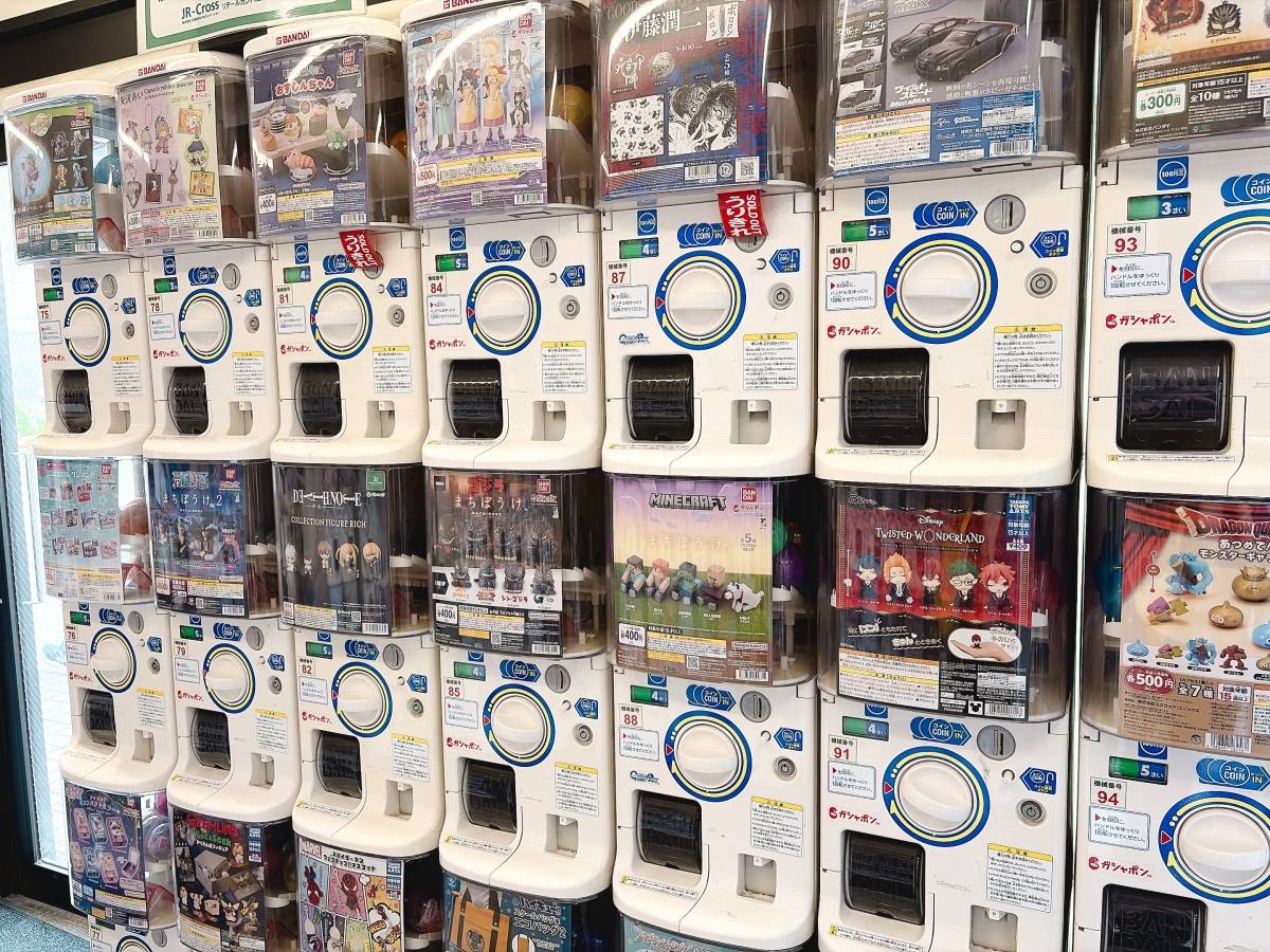 駅の改札前にあるガチャガチャコーナー