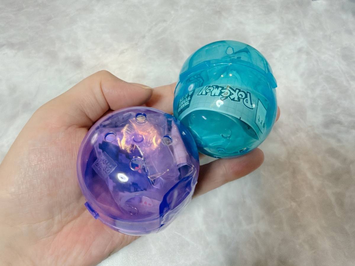 水色と紫色のカプセル