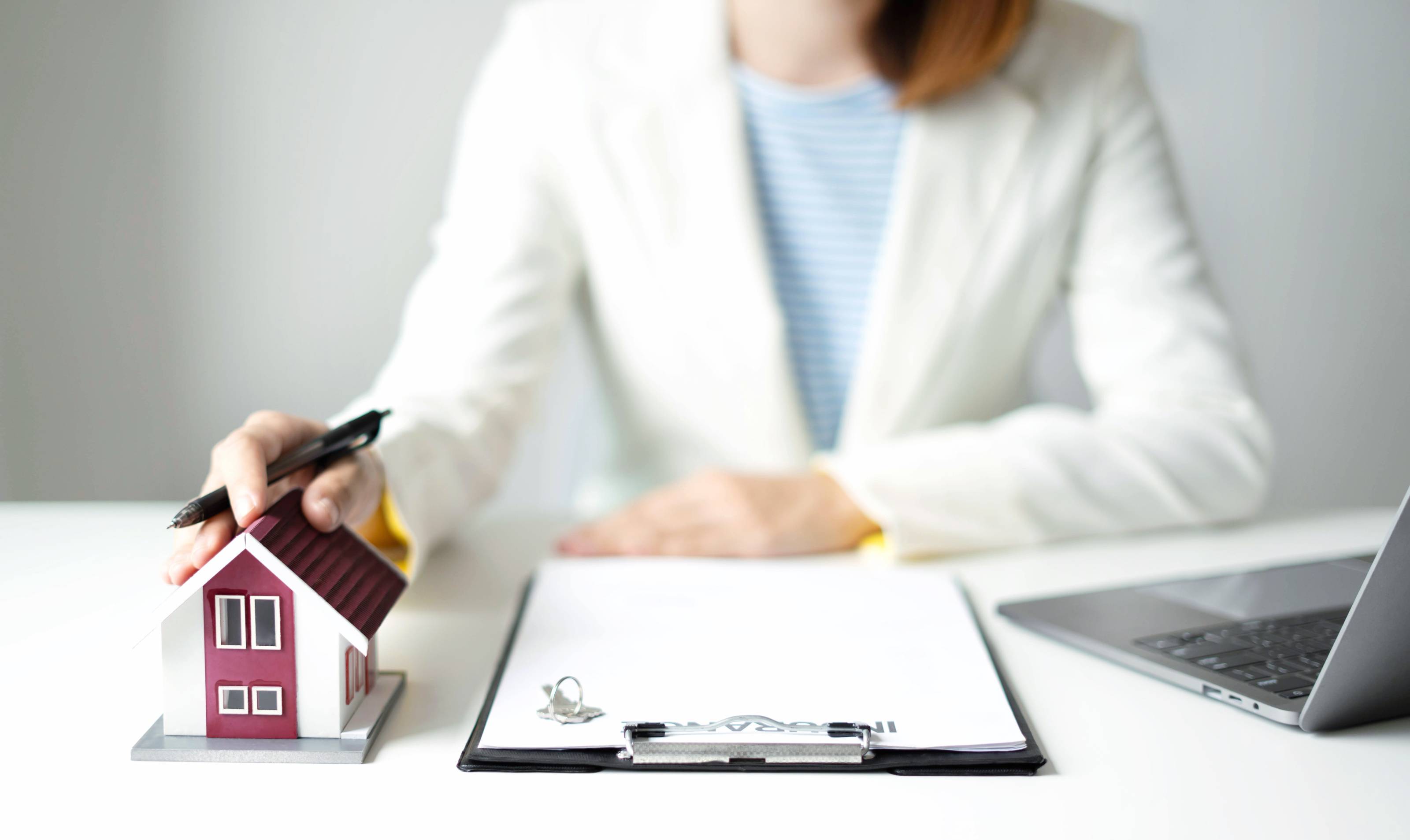 マイホーム資金について考える女性
