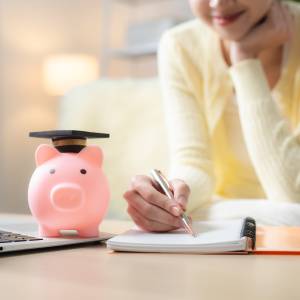  教育資金について考える女性 