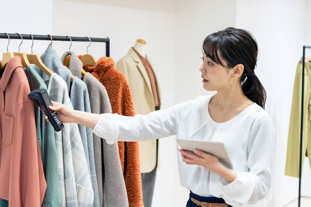 アパレル管理をしている女性
