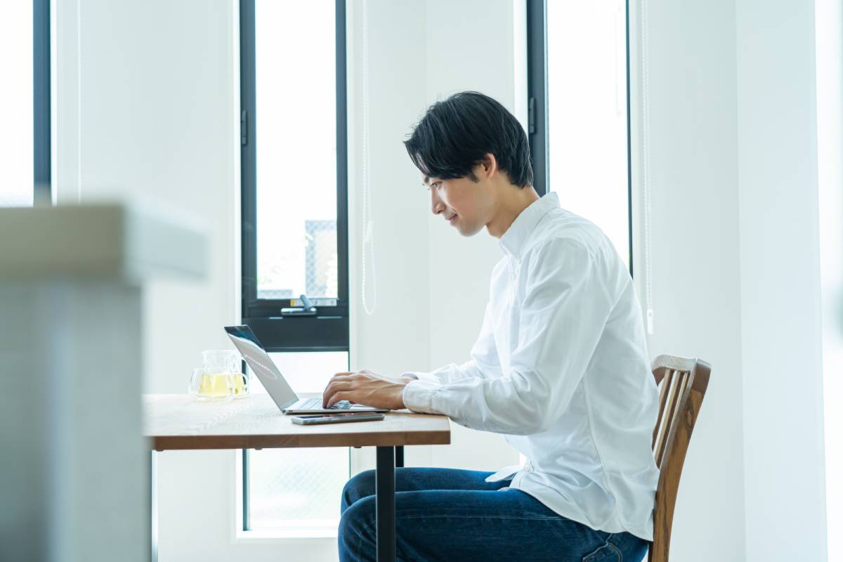 パソコンで仕事をしている男性