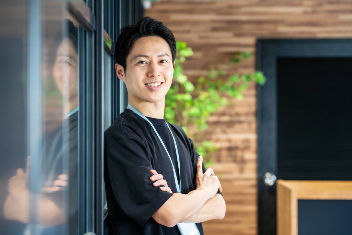 腕組みをしている男性