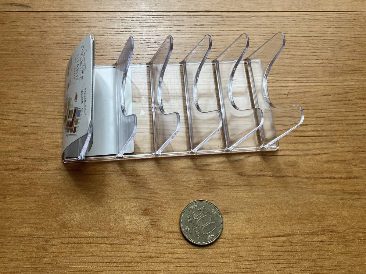 セリア：コスメパレットスタンド