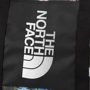 【THE NORTH FACE】雨対策にも◎荷物多めの50代に捧ぐ《濡れ・汚れに強いトートバッグ》