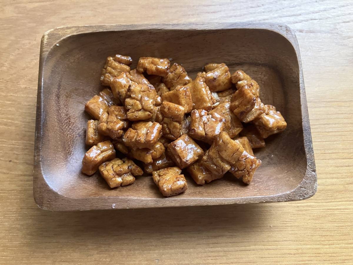 セリア:たぶん日本一堅いあられ(醤油味)