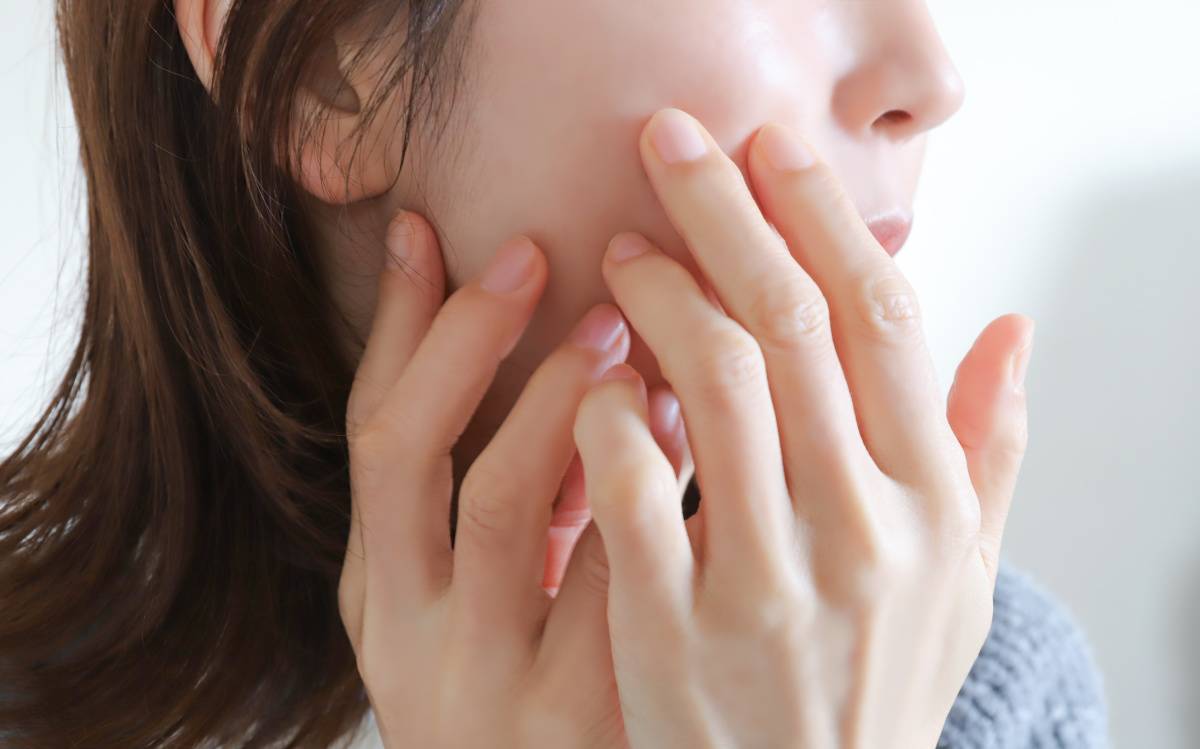 肌を気にする女性