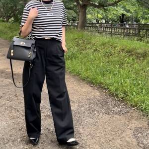 【2026年8月】こう着ると垢抜ける。50代向けの黒パンツコーデ5選