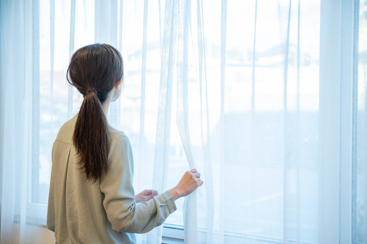 窓の外を見る女性