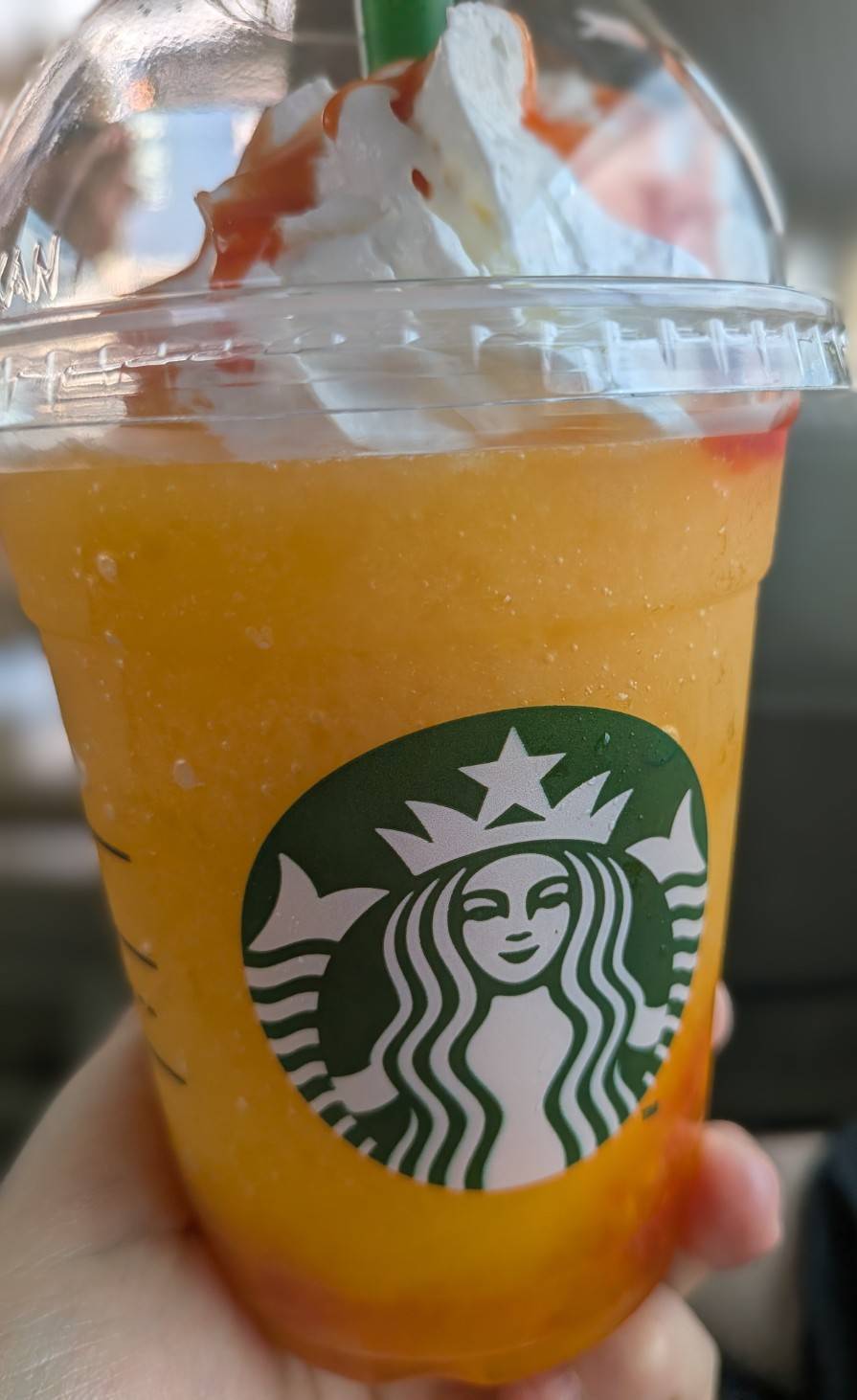 スターバックスのぎゅぎゅっとオレンジ＆マンゴーフラペチーノ