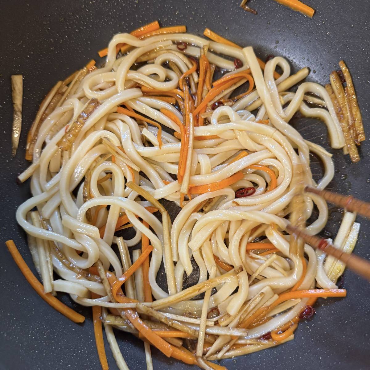 テーブルマーク公式の「きんぴらごぼううどん」のレシピ