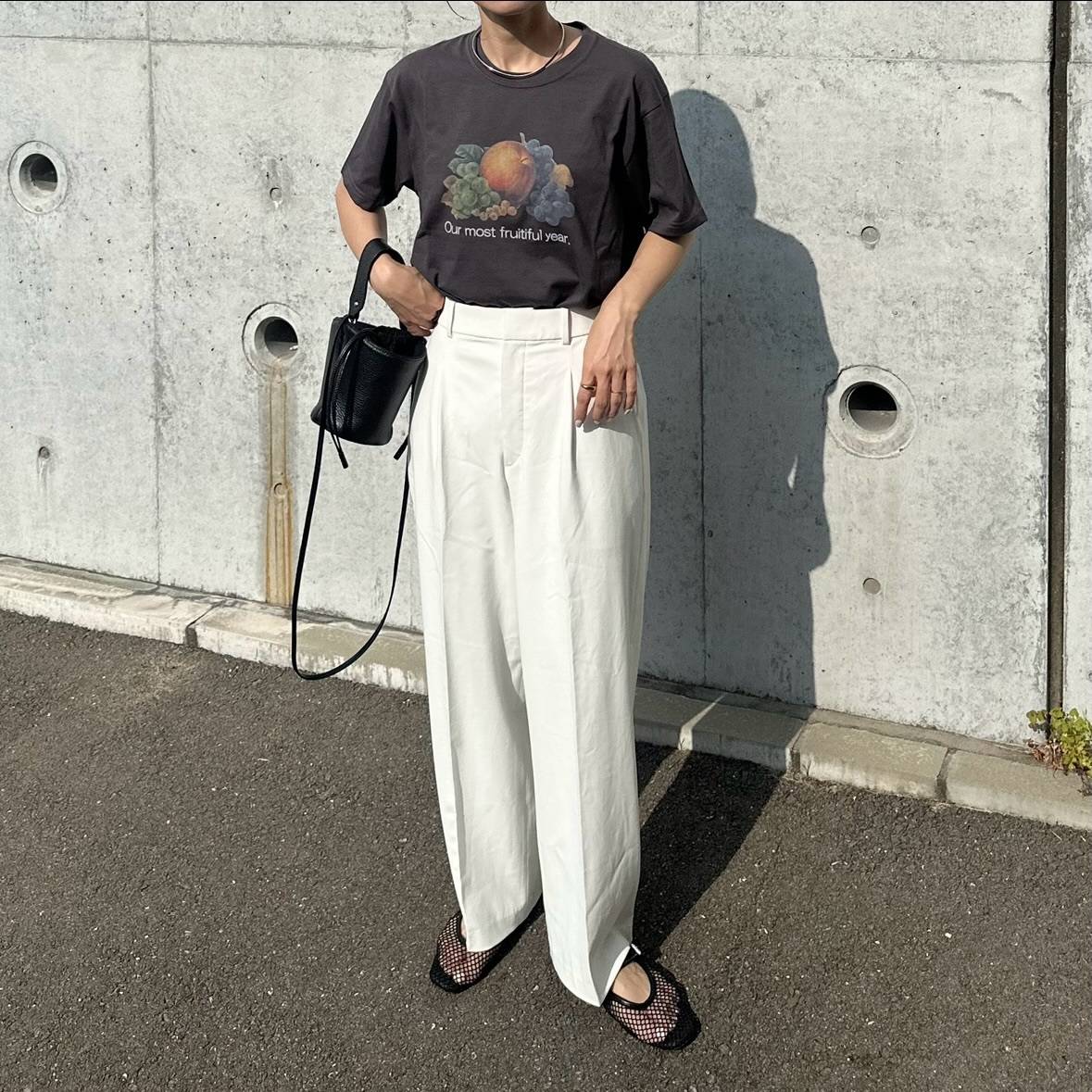 チャコールグレー×白