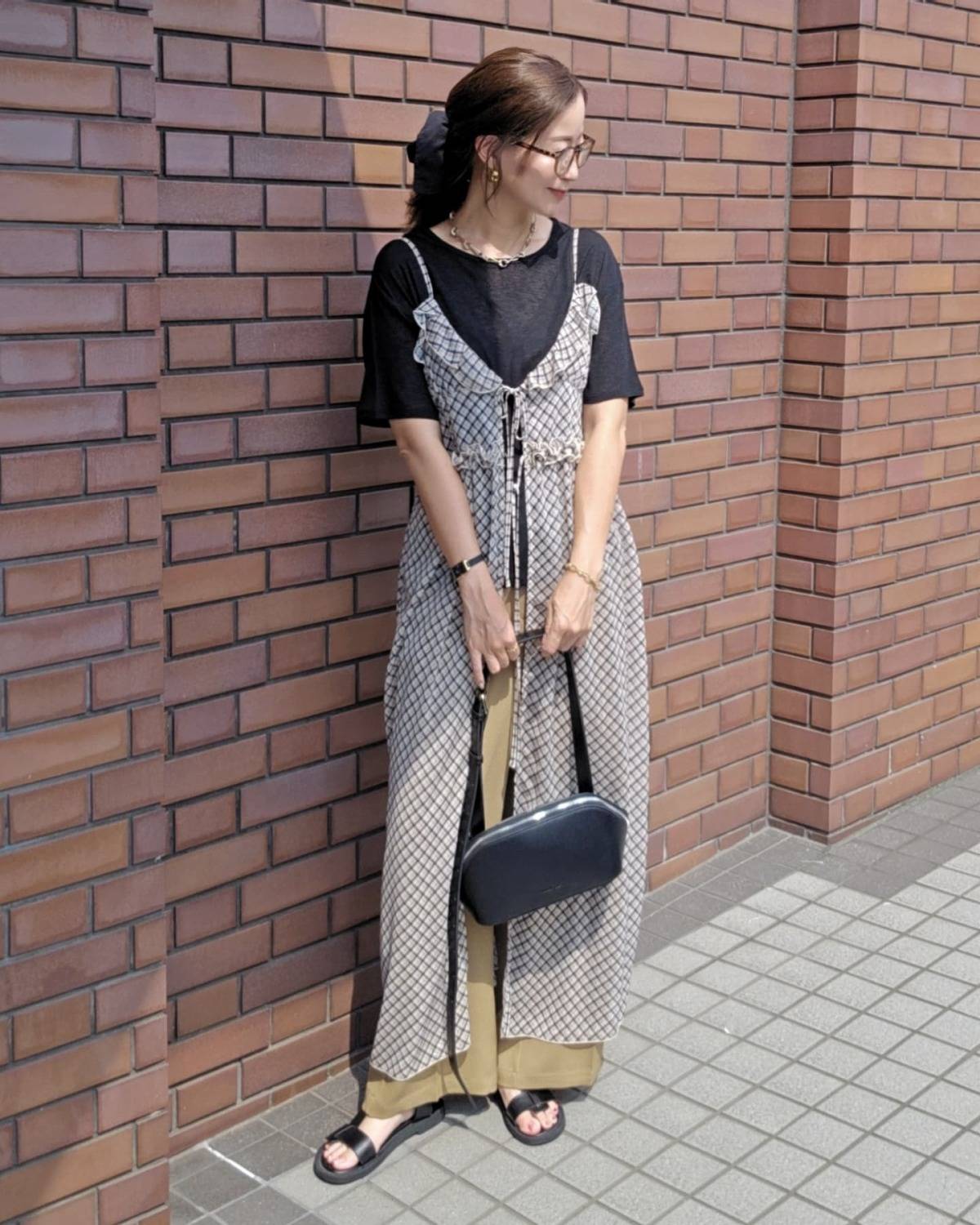 パンツコーデ×キャミワンピースの重ね着が◎