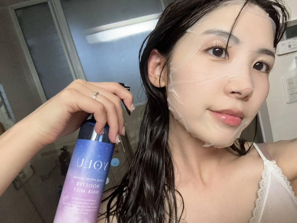 YOLU カームナイトリペアブースターヘアミストを使っているところ