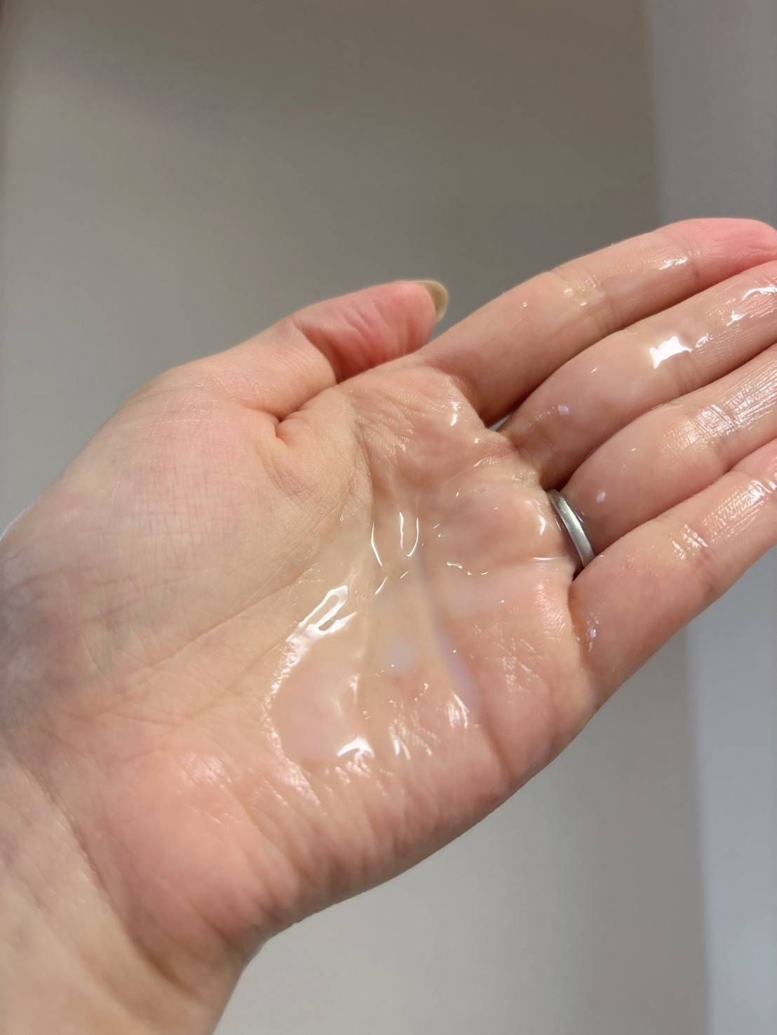 Curel 潤浸保湿 乳液ケアメイク落としを手に取ったところ