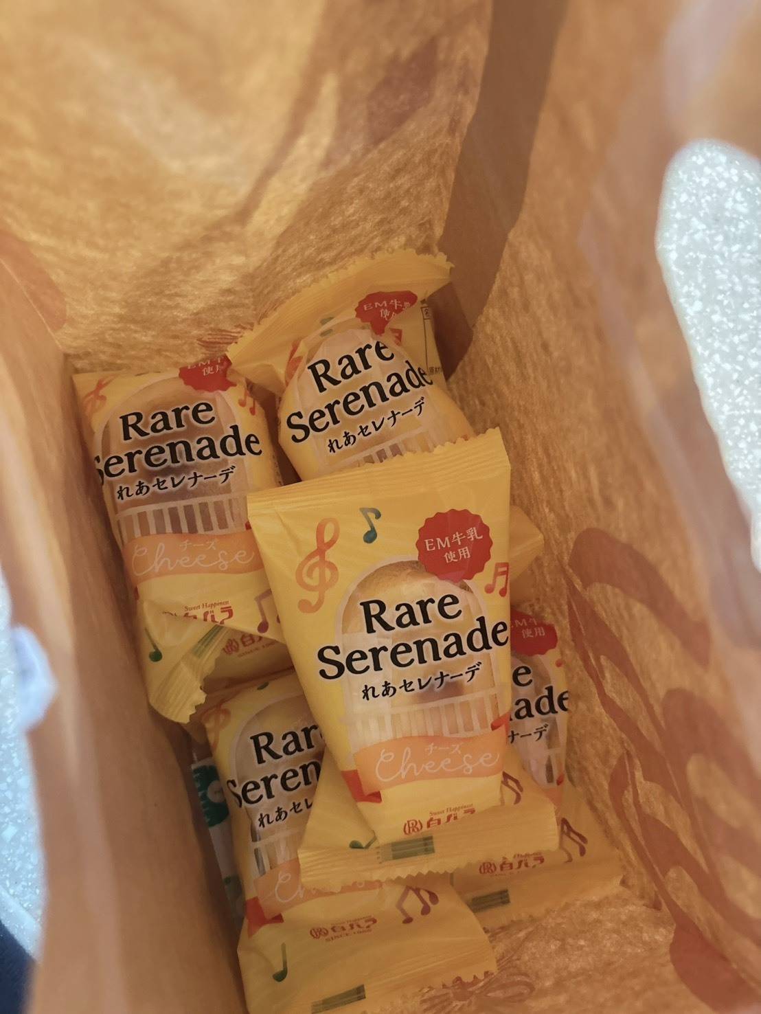 袋に入った白バラ洋菓子店の「れあセレナーデ」