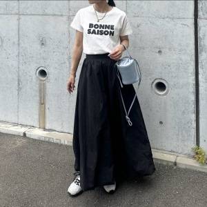  モノトーンコーデの女性 