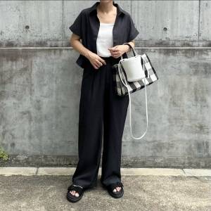 【2026年8月】50代はマネしてみて。センスいい晩夏の黒パンツコーデ5選