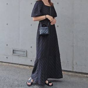 【2026年8月】おばさん感ゼロ。老け見えしない晩夏の黒ワンピースコーデ5選