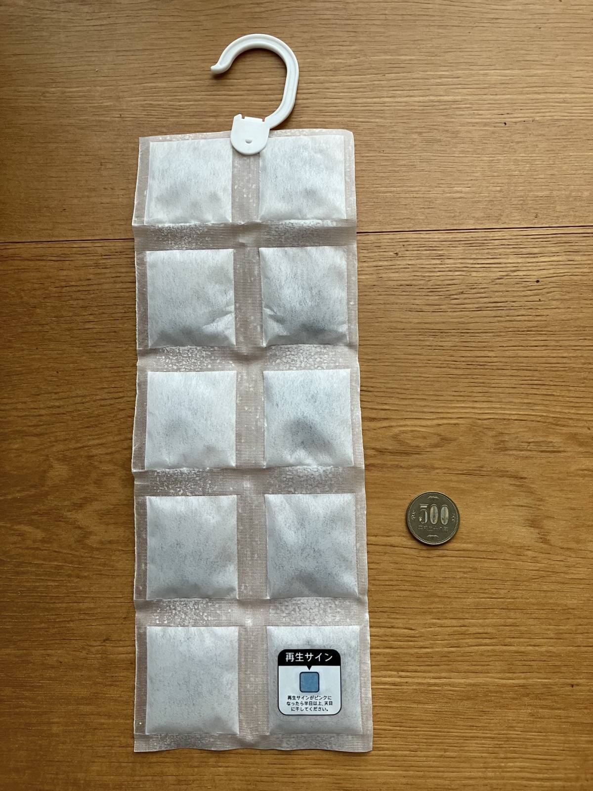 ダイソー：くり返し使える除湿シート(クローゼット・洋服タンス用、1枚)