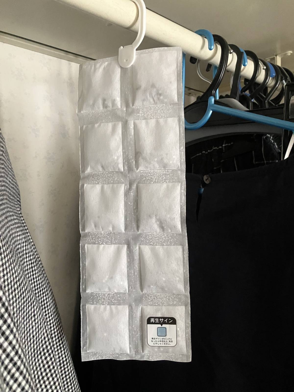 ダイソー：くり返し使える除湿シート(クローゼット・洋服タンス用、1枚)