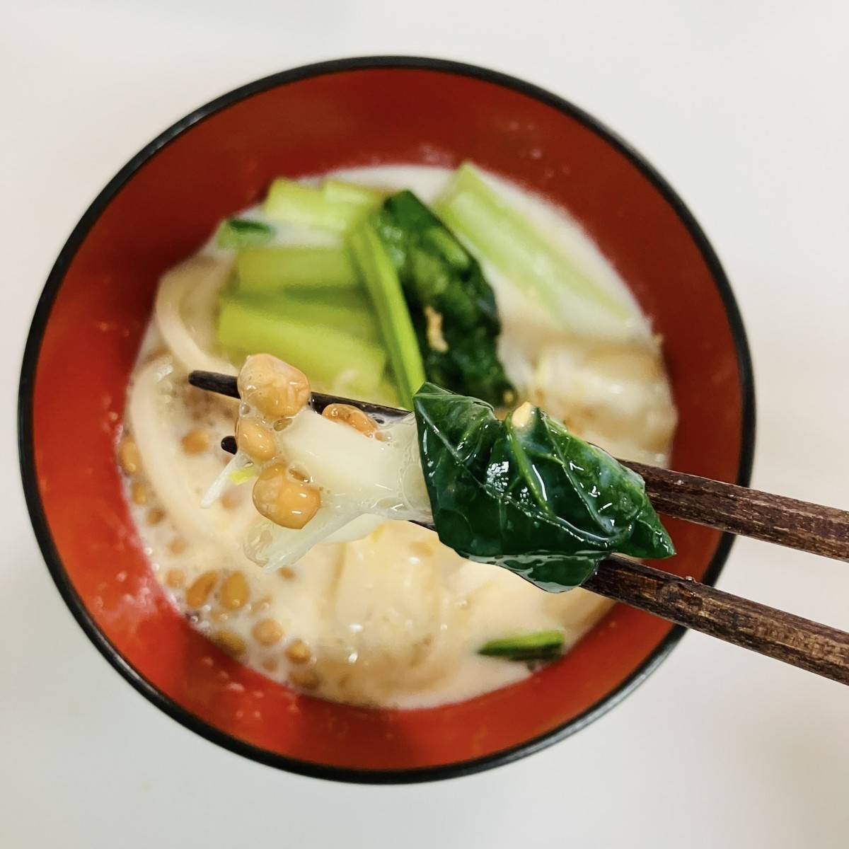タカノフーズ公式の「納豆担々うどん」のレシピ