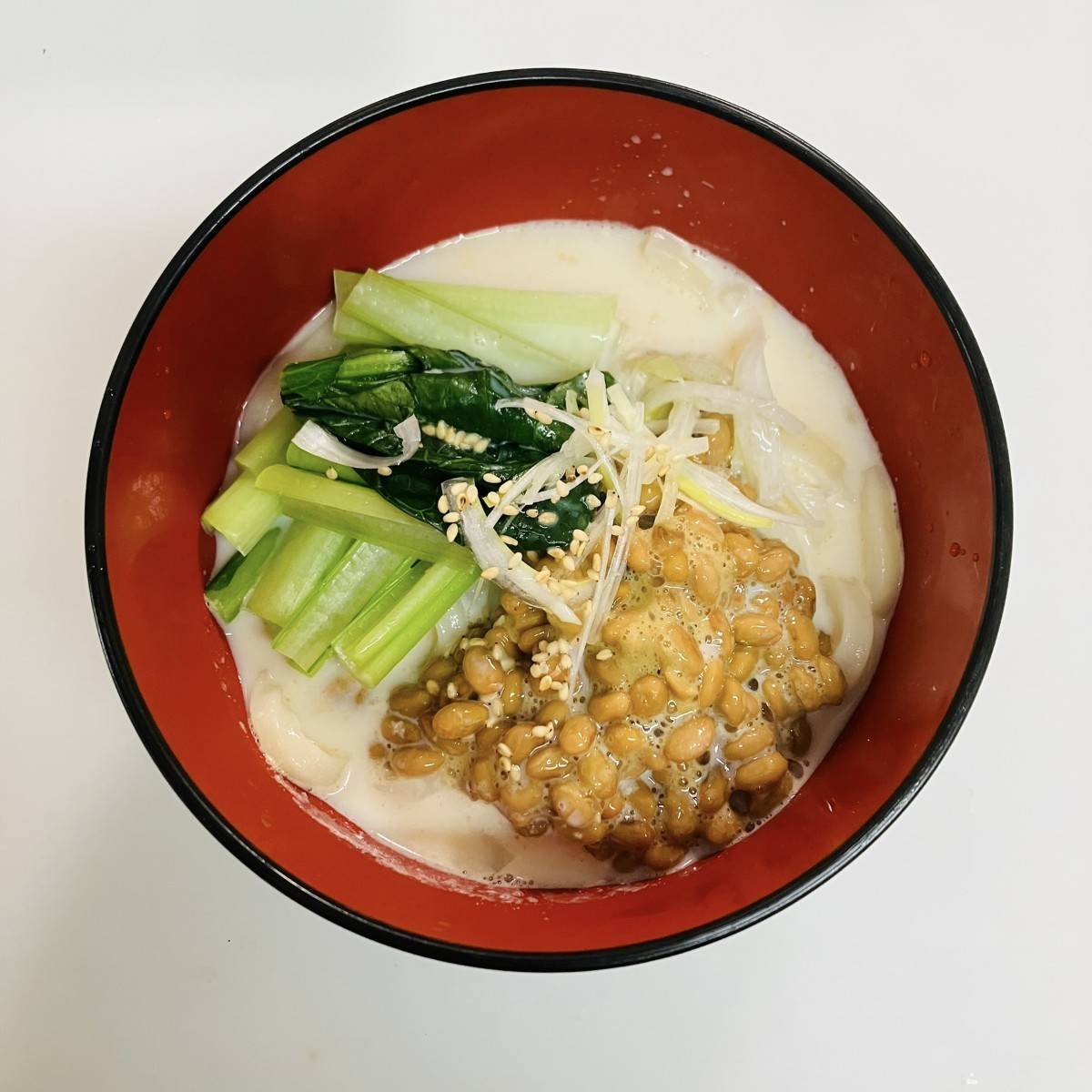 タカノフーズ公式の「納豆担々うどん」のレシピ