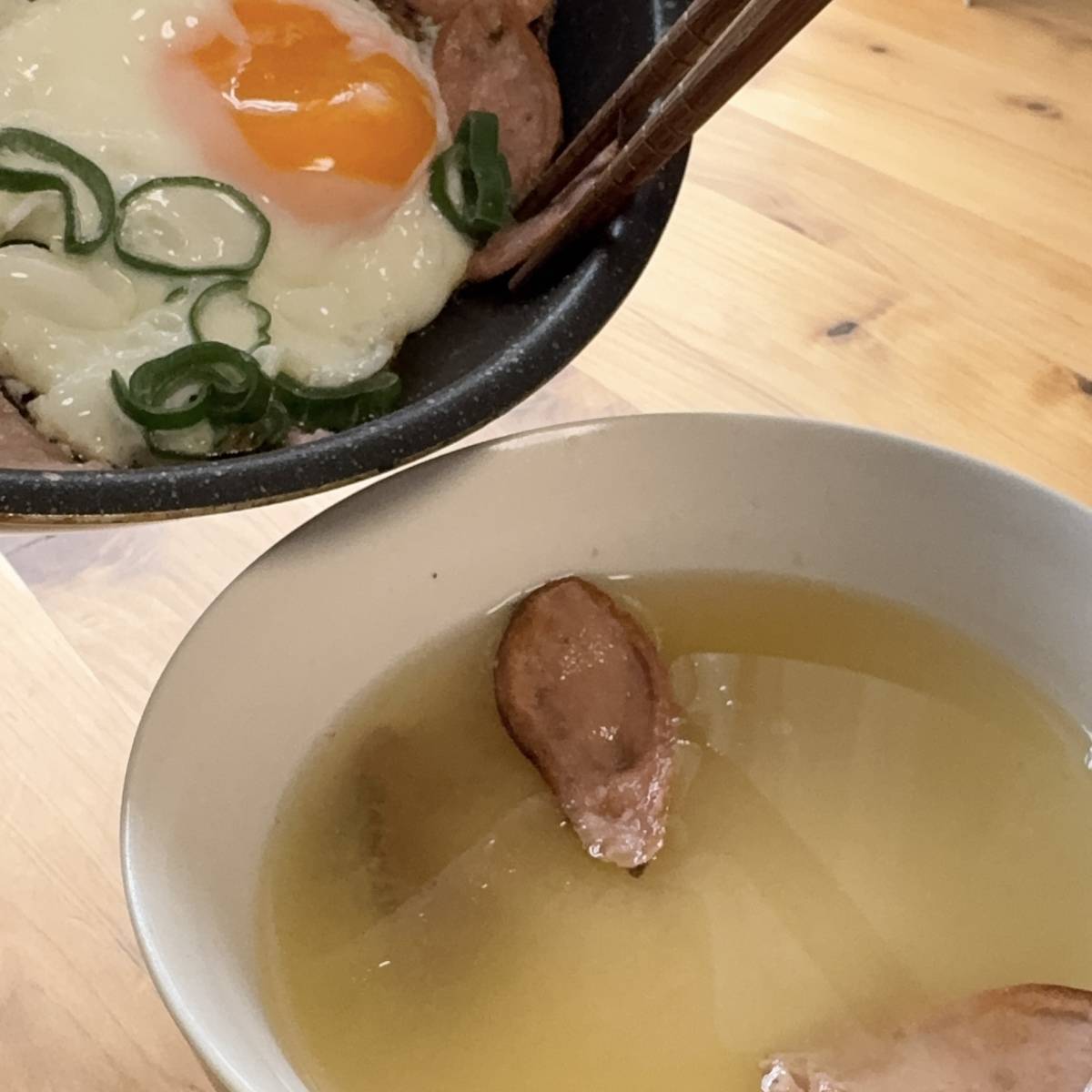 ニッスイ公式の「おさかなのソーセージと目玉焼きのみそ汁」のレシピ