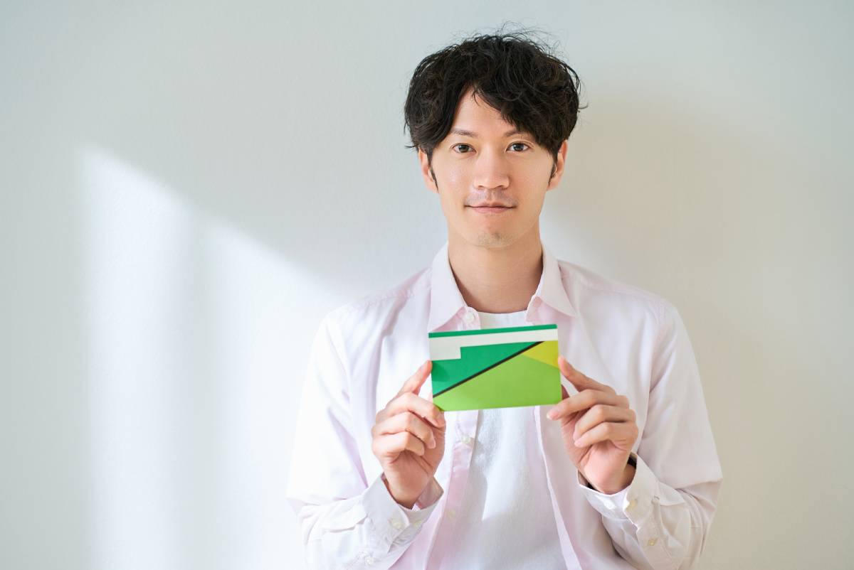 通帳を持っている男性