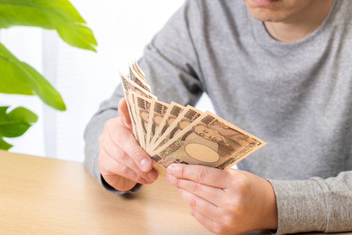 お金を数えている男性