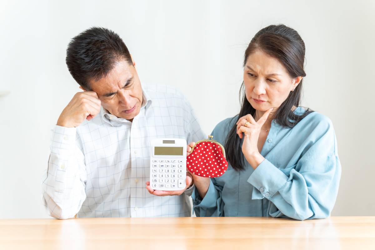お金に悩んでいる夫婦