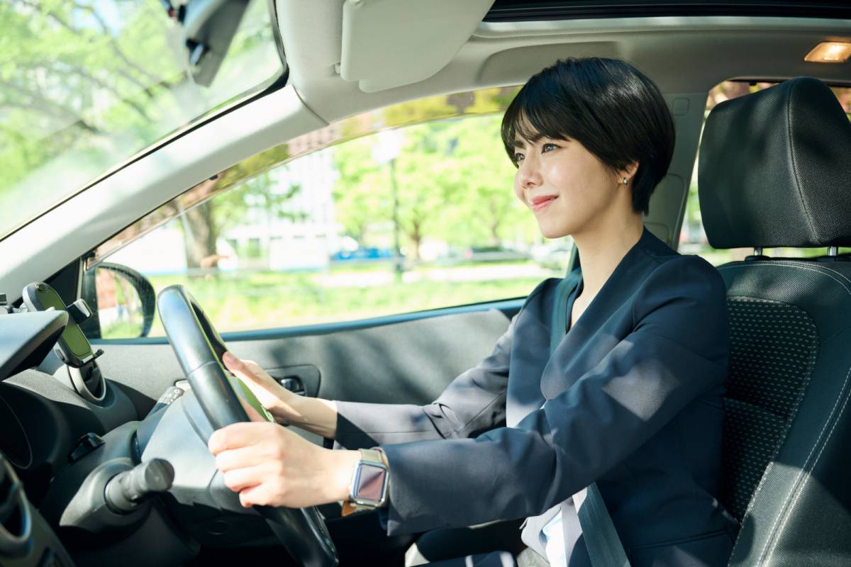 車を運転している女性