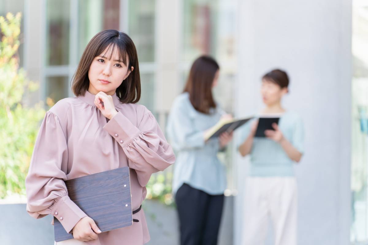オフィスの前で悩んでいる女性