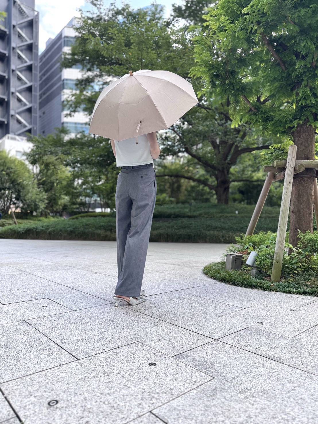 サンバリア100「2段折 / moku」モカ・木ストレートを使っているところ