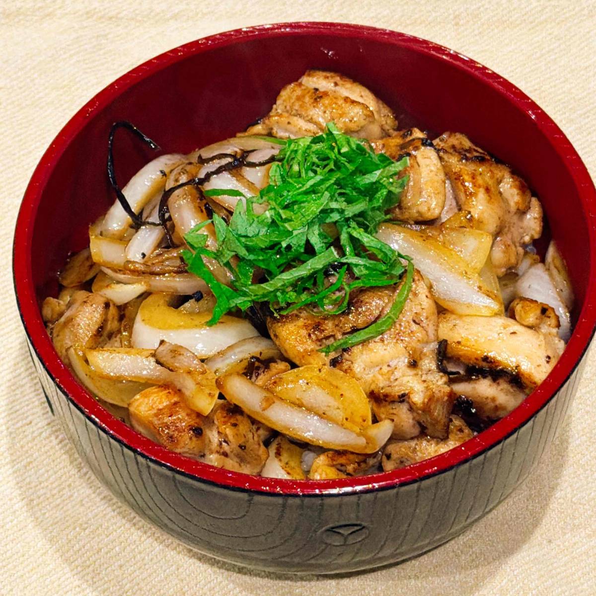 くらこん公式の「塩こんぶで鶏塩丼」のレシピ