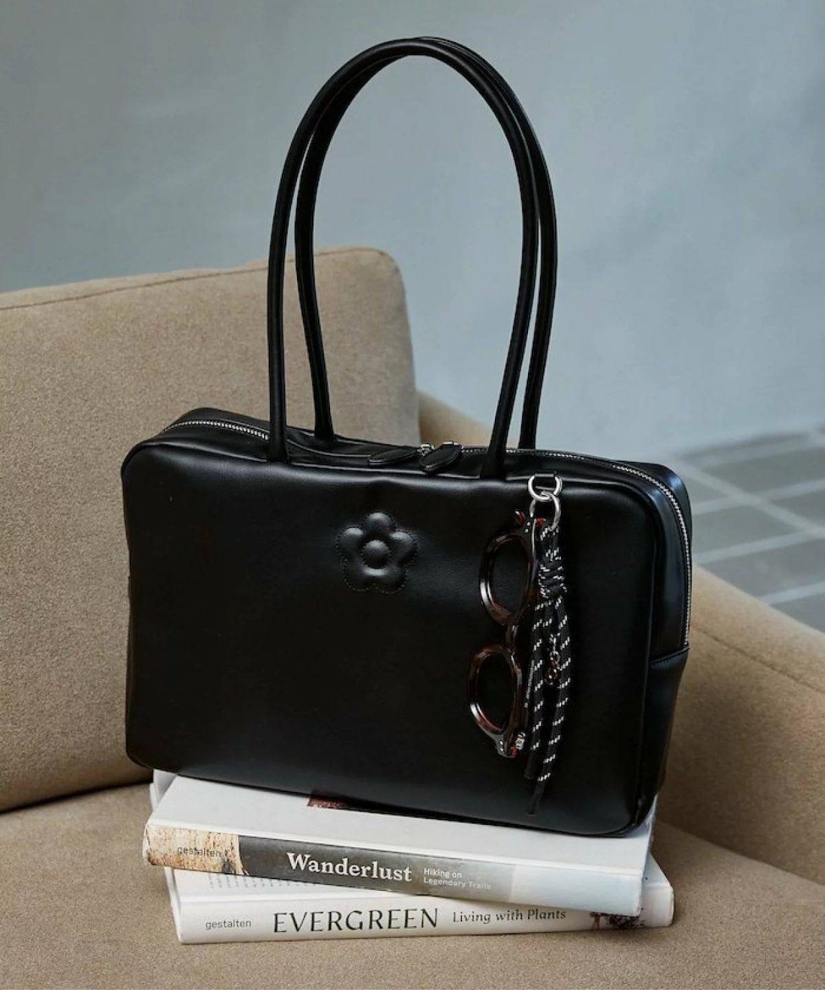 MARY QUANT チャーム付 デイジー 型押し レザレット スクエア ボストンバッグ