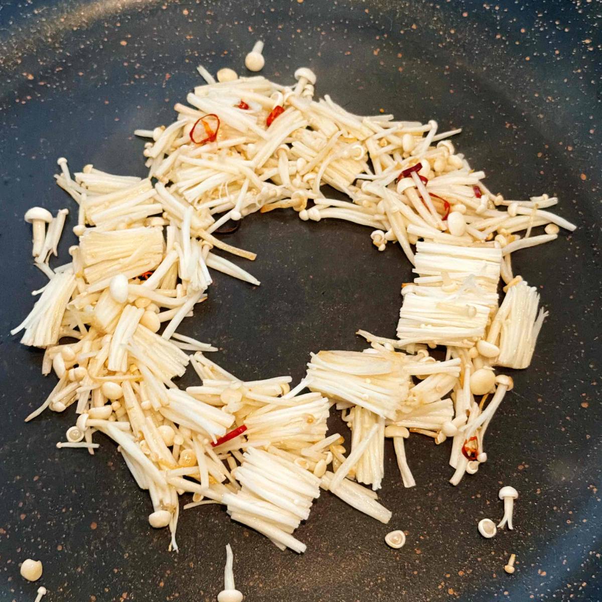 JAグループ公式の「エノキで巣ごもり卵」のレシピ