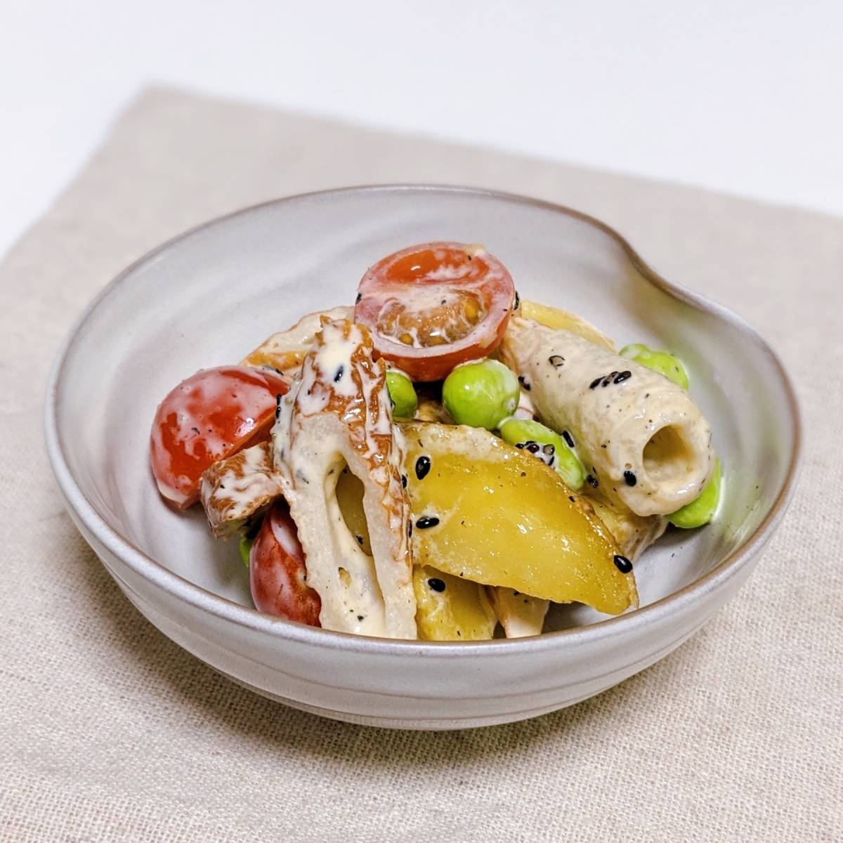 ニッスイ公式の「活ちくわと塩あじえだ豆のごま風味サラダ」のレシピ