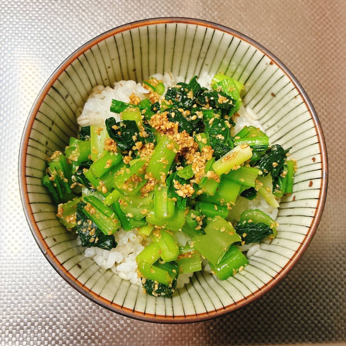 JAグループ公式の「小松菜のＷ胡麻和えミニ丼」のレシピ