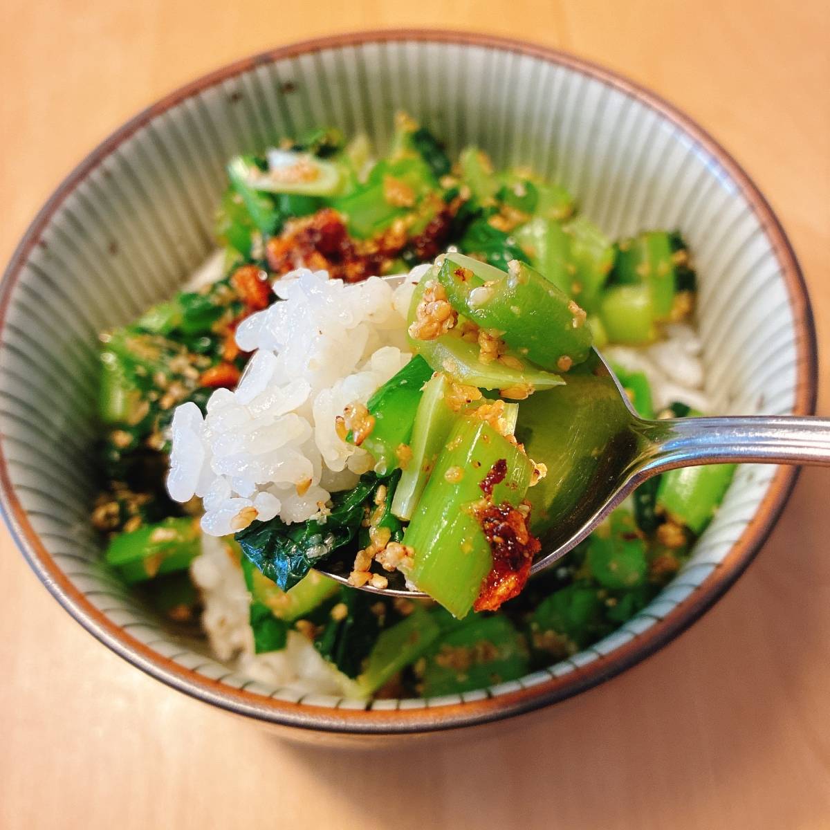 JAグループ公式の「小松菜のＷ胡麻和えミニ丼」のレシピ