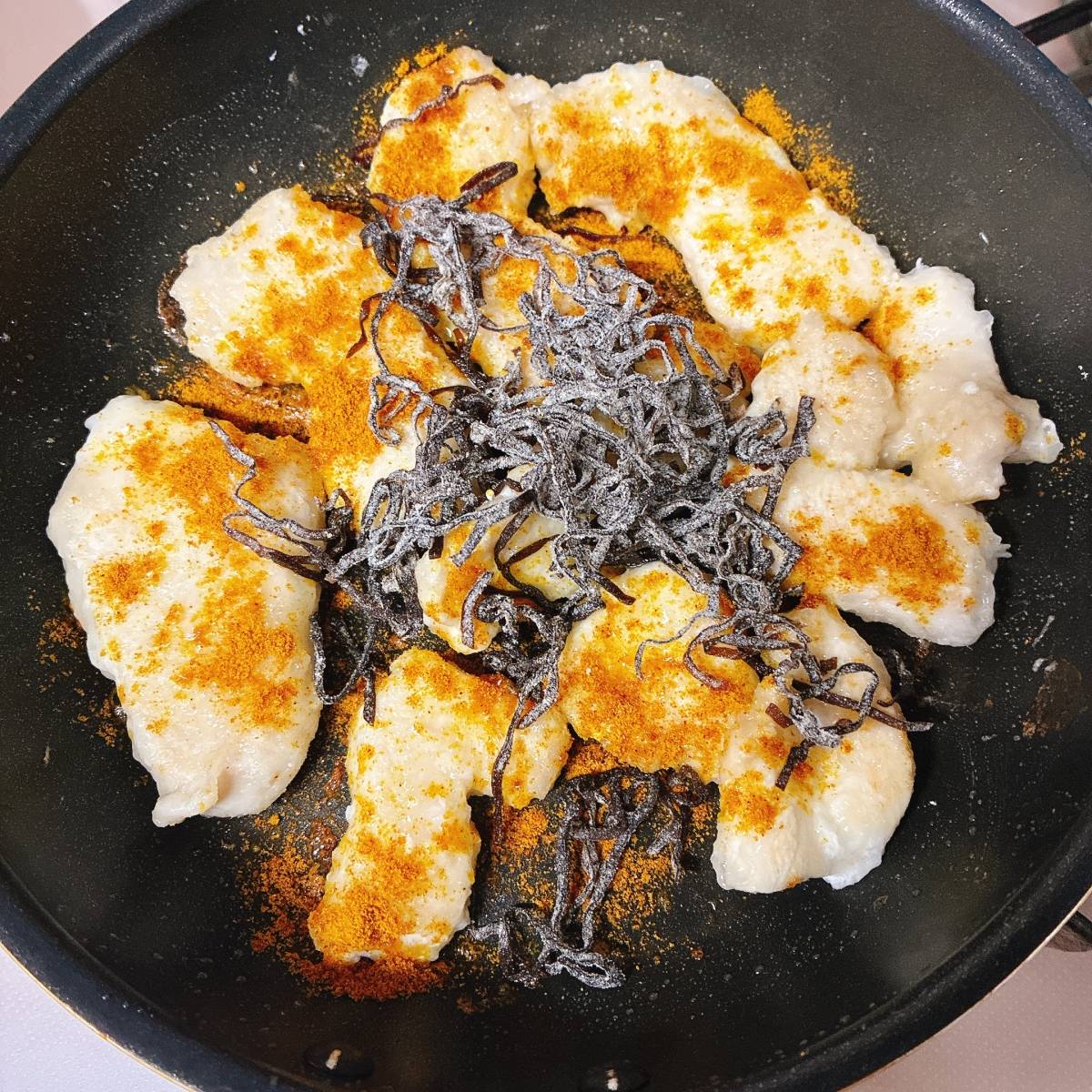 くらこん公式の「塩こんぶと豚肉のカレー炒め」のレシピ
