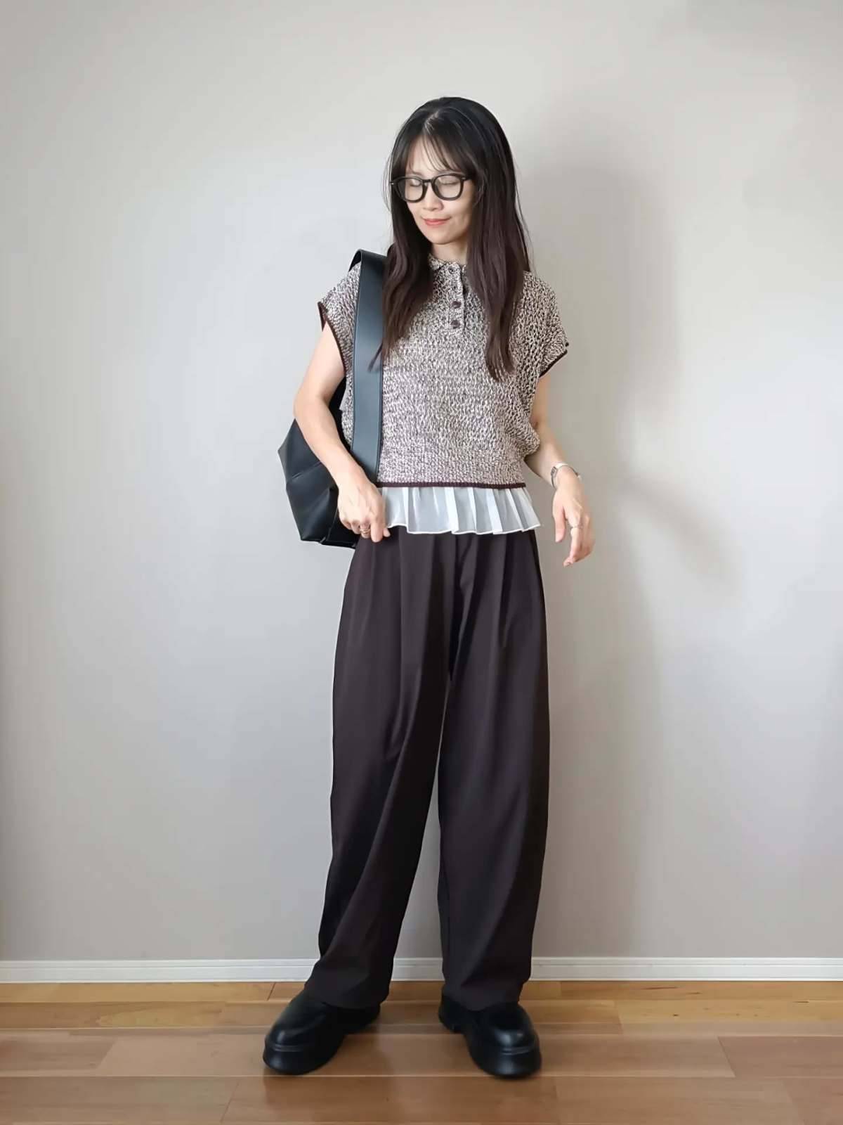 ポロニット×裾フリルトップスの重ね着が◎