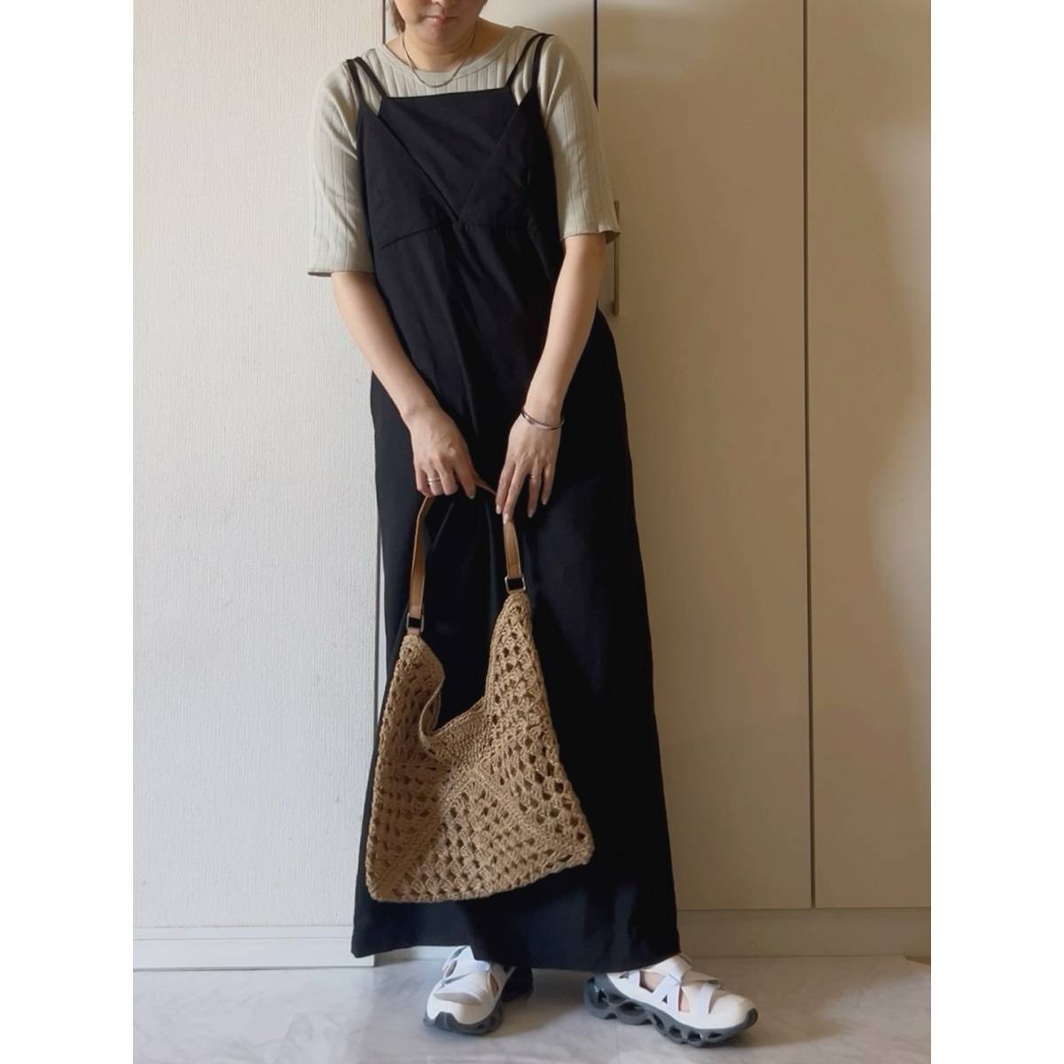 ベージュのトップスを重ね着する!