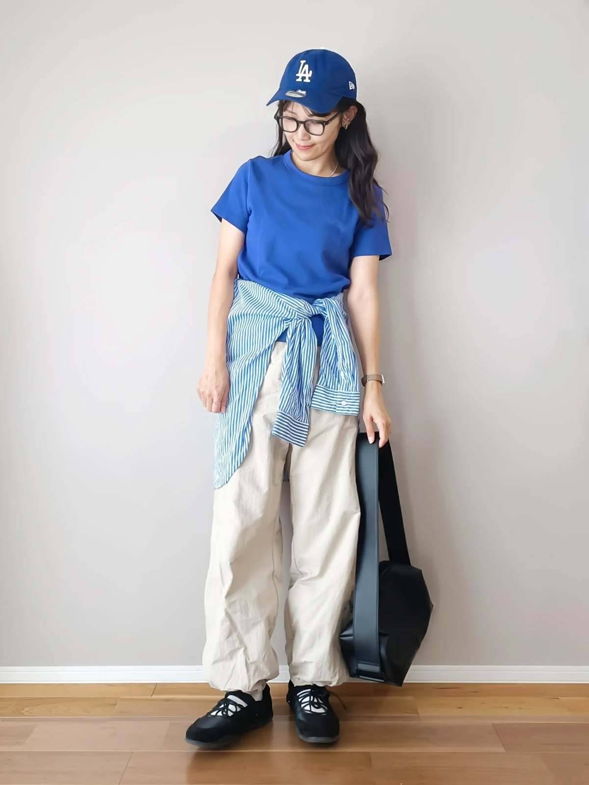 Tシャツと同じ色のシャツを腰巻きする♪