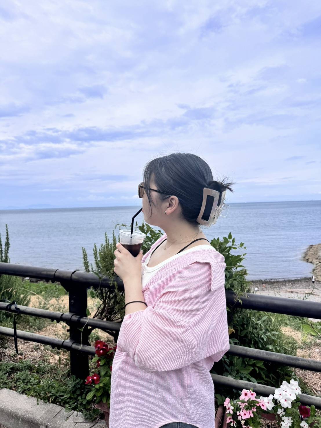コーヒーを飲む女性