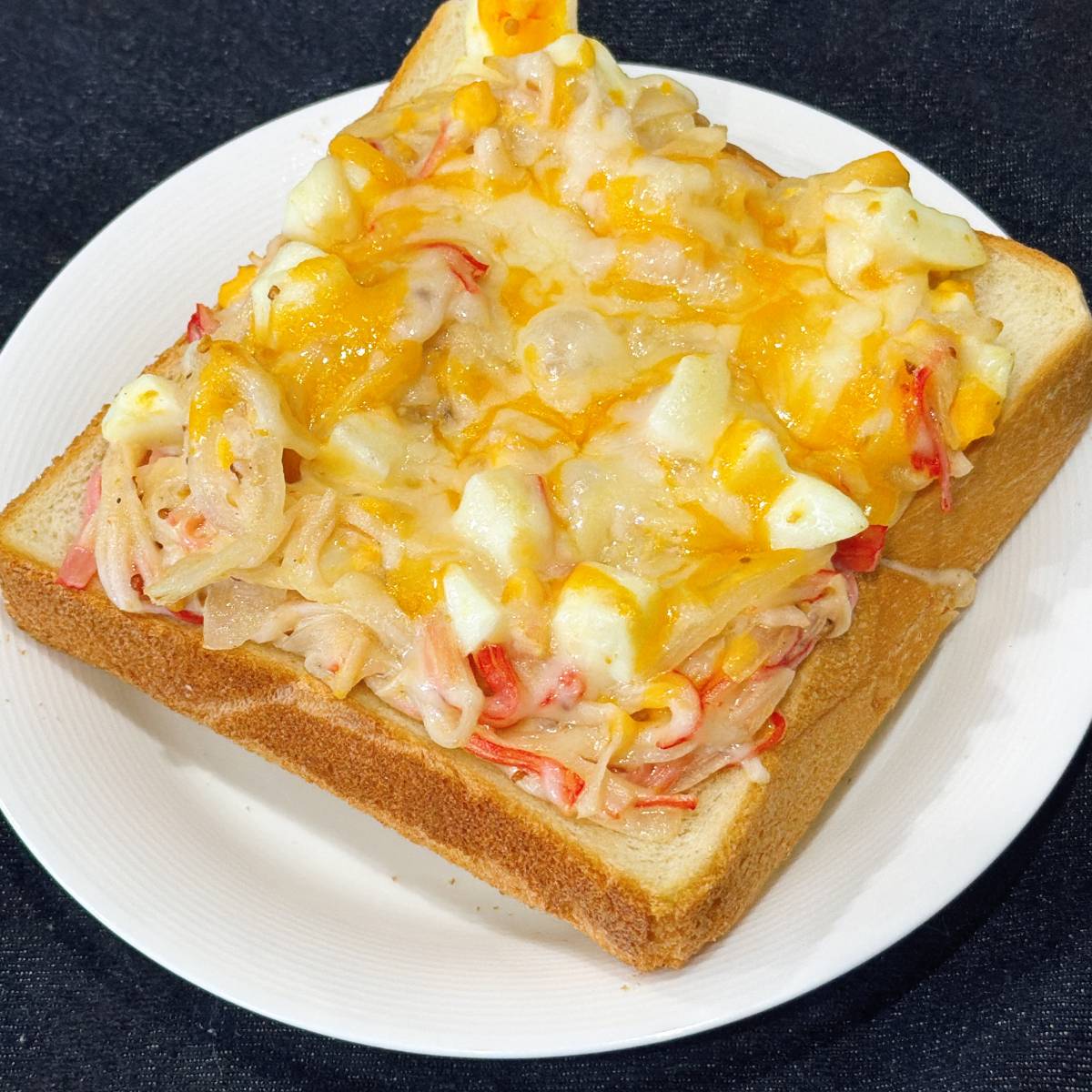 いちまさ公式の「カニかまと新たまねぎのピザ風トースト」のレシピ